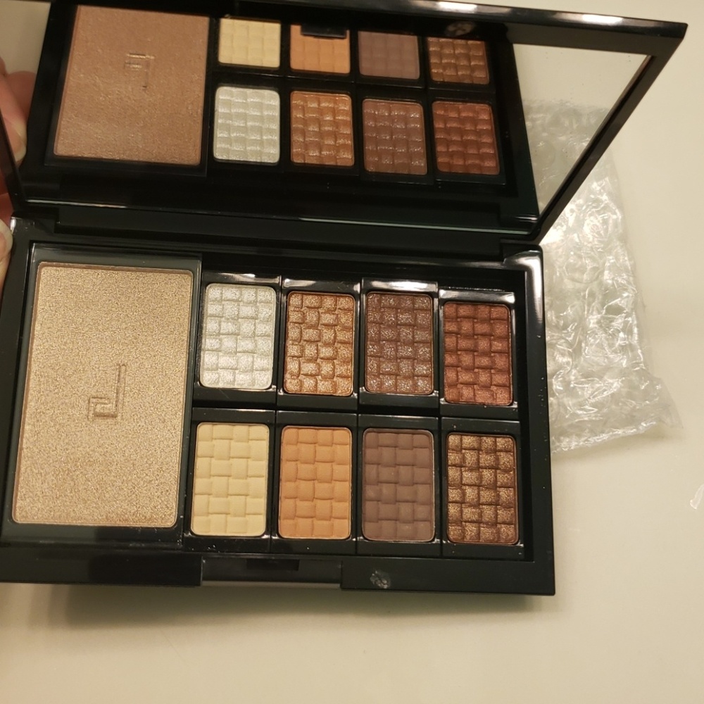 Make up pallet